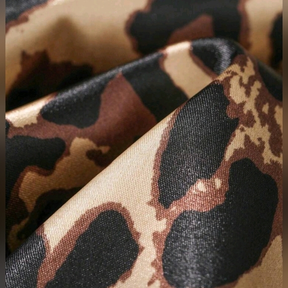 SHEIN Plus Size 2 Piece Leopard Pajamas - Picture 6 of 6